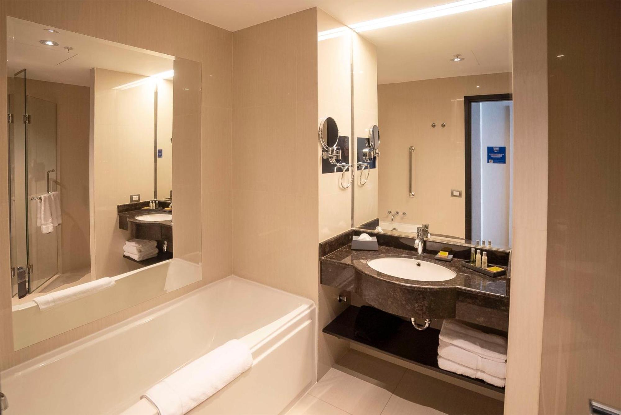 Doubletree By Hilton Trujillo Hotel Encalada Bagian luar foto